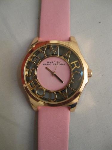  Reloj para Dama marca BYMARC JACOBS brazale - Imagen 2