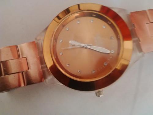 Reloj metalico marca SWATCH color bronce re - Imagen 2