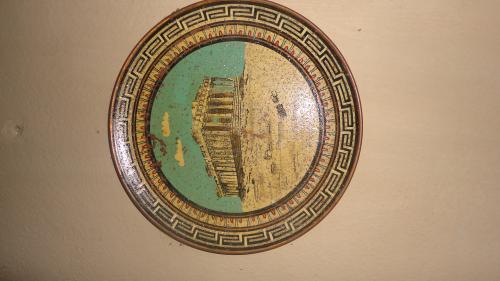 plato decorativo de bronce con pintura de gre - Imagen 1