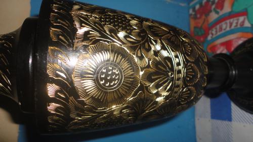 vendo jarron de bronce con finos detalles a b - Imagen 2