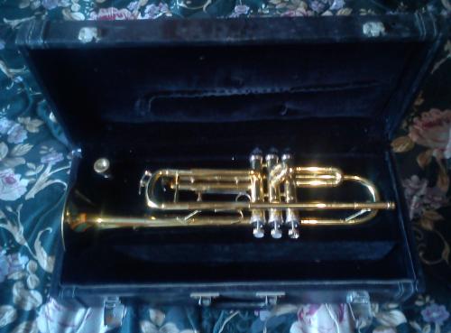 Vendo Trompeta marca KIMA con su estuche ríg - Imagen 1