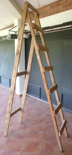 2 Escaleras de madera 500 cada una Una es - Imagen 1