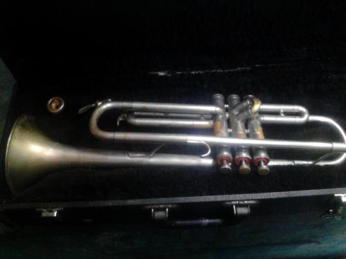 vendo trompeta en 50 marca Lark color plata - Imagen 1