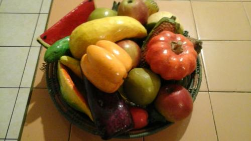 Vendo frutero tipico con frutas de madera y b - Imagen 1
