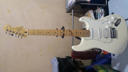 Vendo 600 Guitarra Electrica Fender Stratoc - Imagen 1