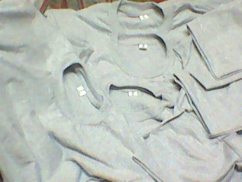 camisetas blancas negras grises y blusas  - Imagen 2
