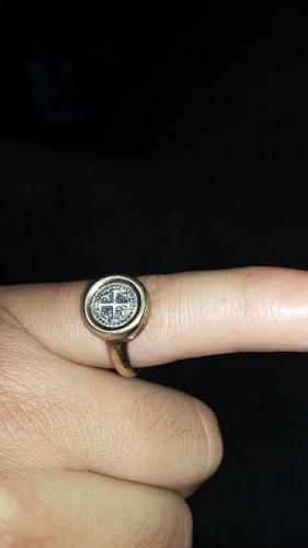 vendo anillo de oro de 10K con simbolos extra - Imagen 1