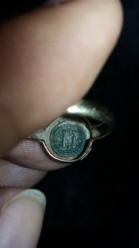 vendo anillo de oro de 10K con simbolos extra - Imagen 2
