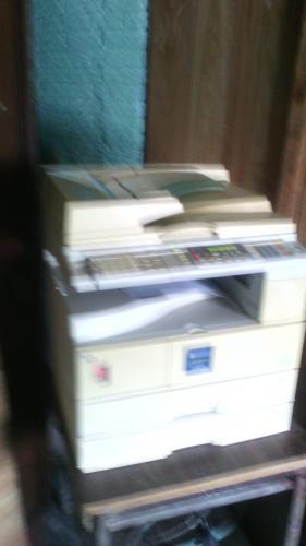 Vendo fotocopiadora funcionando bien solo peq - Imagen 1