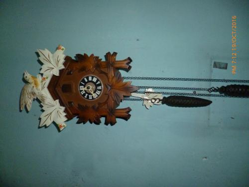 Vendo Reloj Cucu  de madera  2 pesas y func - Imagen 1