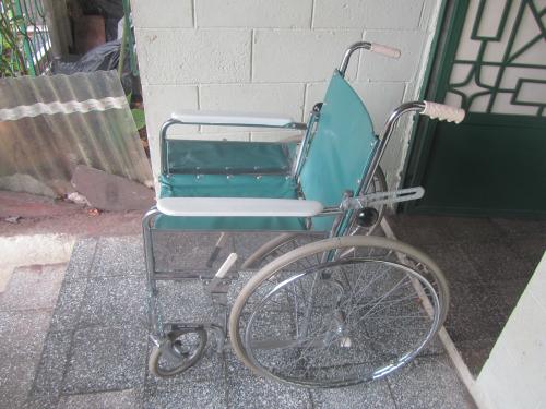 vendo silla de rueda es de hierro cromado  - Imagen 2