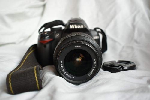 Bonita camara Nikon D3000 con objetivo Nikon  - Imagen 1