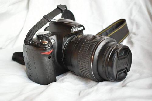 Bonita camara Nikon D3000 con objetivo Nikon  - Imagen 2