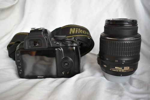 Bonita camara Nikon D3000 con objetivo Nikon  - Imagen 3