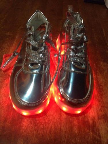 se vende bonitos zapatos tenis con luz led re - Imagen 3
