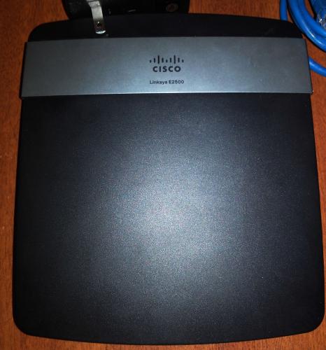 Router Cisco con sus cables como nuevo a to - Imagen 3