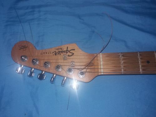 Guitarra electrica Squier Strat Fender la d - Imagen 3