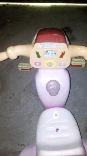 Moto Triciclo Barbie Buen estado tiene luces - Imagen 3