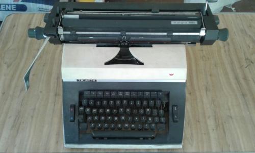 Maquina de escribir Triumph Matura 500 Alema - Imagen 1
