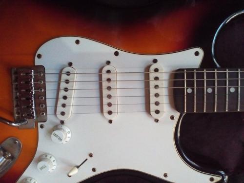 Vendo guitarra Fender Squier el stickers se  - Imagen 2