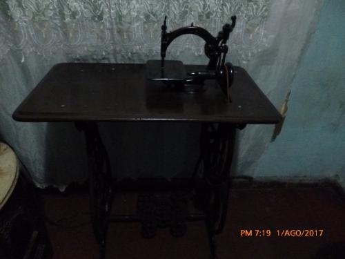 vendo maquina de coser willcox de año 1820  - Imagen 1