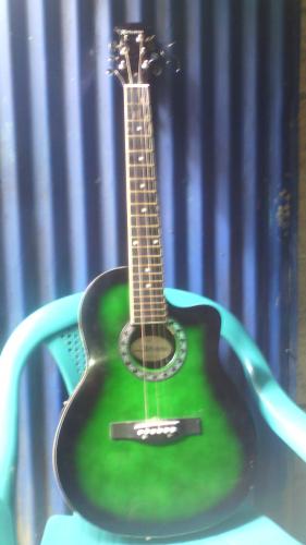 Vendo guitarra electroacustica color verde co - Imagen 1