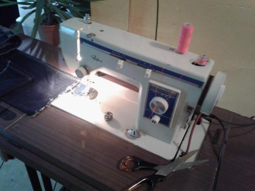 vendo bonita  maquina de coser usada  elÉctr - Imagen 1