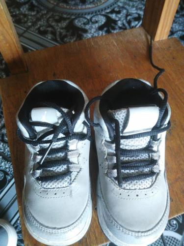 Vendo Zapatos Jordan para niño  miden 12 ce - Imagen 1