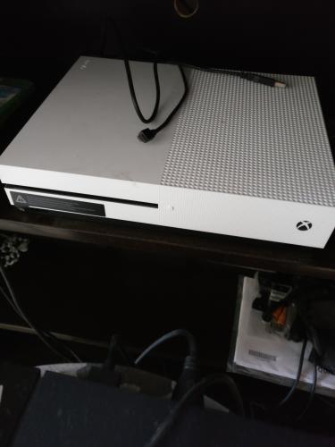 Vendo Xbox One S 1TB con su control caja  - Imagen 1