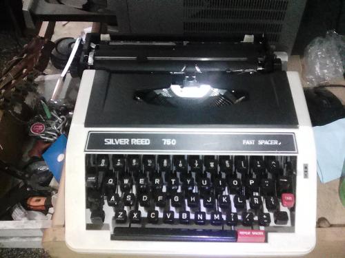 Vendo maquina de escribir nueva 25 y destruc - Imagen 1