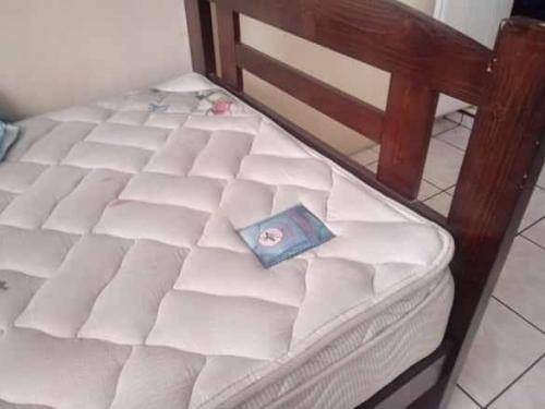 vendo bonita cama de un metro con base de mad - Imagen 2