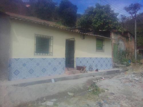 Vendo casa recién remodelada en colonia Luci - Imagen 1
