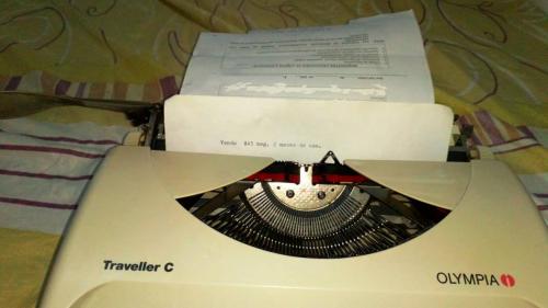 Vendo maquina de escribir casi nueva manual - Imagen 1