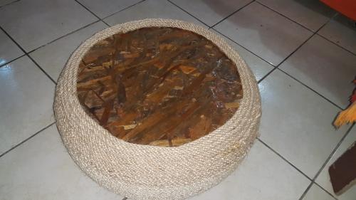 vendo bonita mesa elaborada de llanta madera - Imagen 3