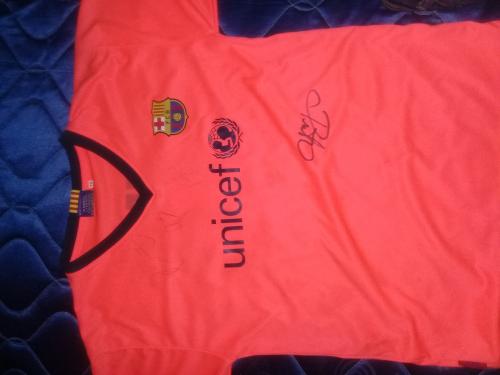 Vendo camisa firmada por: Messi puyol pep g - Imagen 1