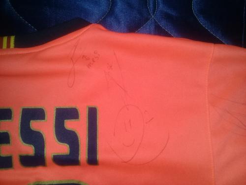 Vendo camisa firmada por: Messi puyol pep g - Imagen 2