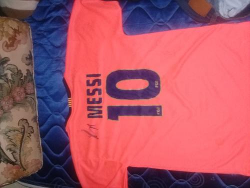 Vendo camisa firmada por: Messi puyol pep g - Imagen 3