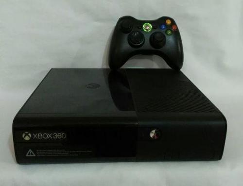 Vendo Xbox360 E 4gb cables un control y 3 j - Imagen 1