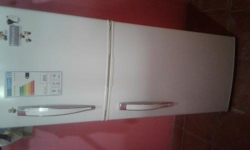 Vendo refrigerador marca Frigidaire color bla - Imagen 1