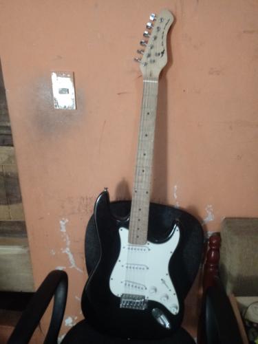 Vendo Guitarra Electrica + Amplificador  70  - Imagen 1