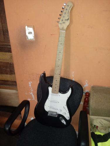 Vendo Guitarra Electrica + Amplificador  70  - Imagen 3