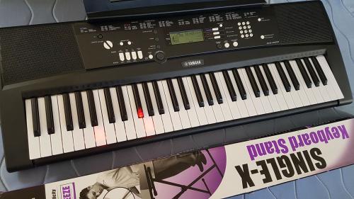 teclado Yamaha EZ220 casi nuevo nitido lleno  - Imagen 2