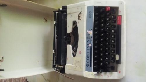 vendo maquina de escribir antigua en buen est - Imagen 1