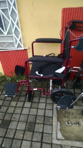 Vendo sillas de Ruedas Precio Neg la roja es - Imagen 2