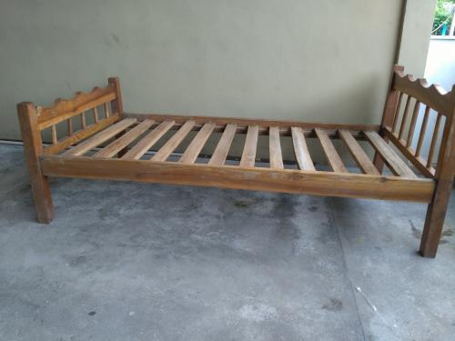 Vendo cama de madera solidalas medida son mt - Imagen 1