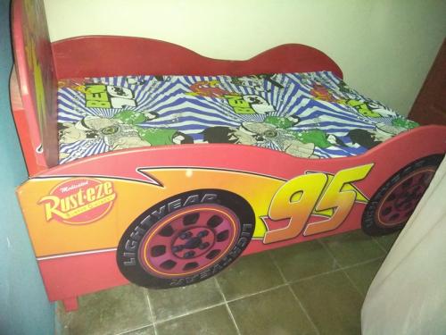 vendo cama figura de carro de madera usada - Imagen 2