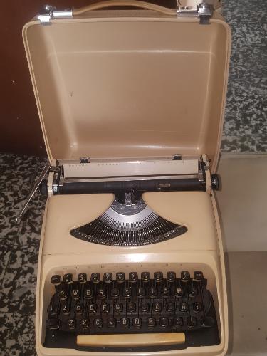 maquinas de escribir y co tometros usados en  - Imagen 1
