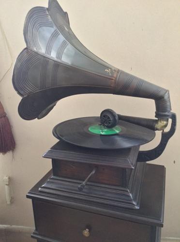 Vendo fonógrafo antiguo lindo para decorar  - Imagen 1