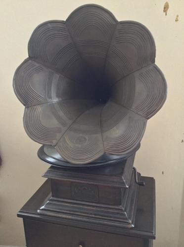 Vendo fonógrafo antiguo lindo para decorar  - Imagen 2