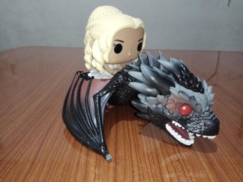 Funkos POP de Daenerys Targaryen y Drogon de  - Imagen 2